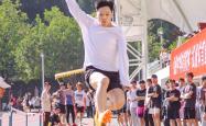 运动员们拼尽全力，场面震撼人心